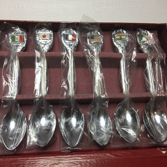 Vintage Souvenir Spoon Set Collectible World Flags Travel Set of 10 With Box - Picture 3 of 8